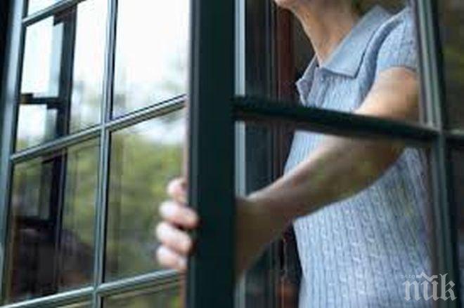 Наивна бургазлийка метна 4 бона от терасата си