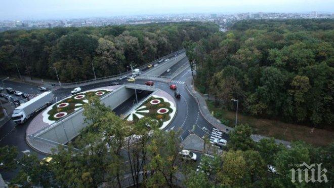 Първо в ПИК! Кошмар на Телевизионната кула - стотици коли блокирани, хвърчат линейки