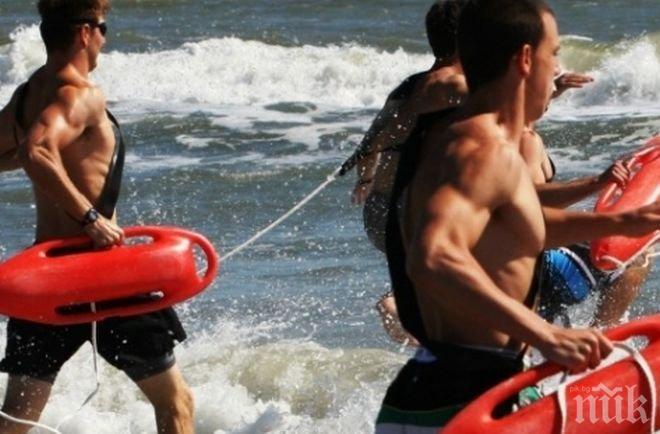 Спасителите на плажа със заплати от 1500 лева