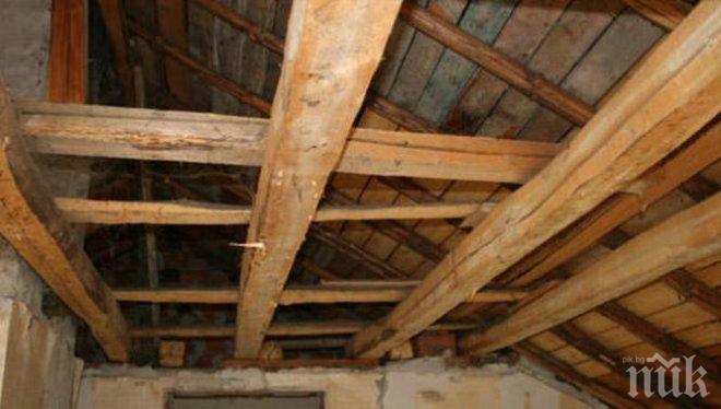 Ужас! Семейство си купи къща, но какво откриха на тавана...