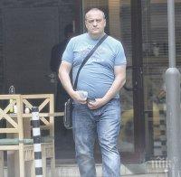 ФОТО БОМБА В ПИК! Краси Радков се посрами чутовно - бърка си в панталона насред София (папарашки снимки)