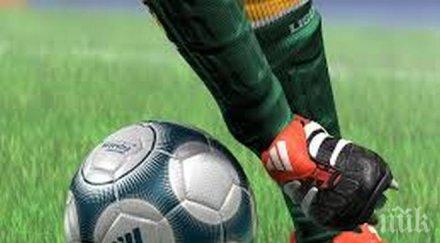 инцидент футболен мач младеж посегна топката змия клъвна крака