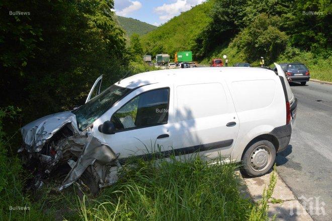 ПИК TV: Вижте катастрофата край Мъглиж