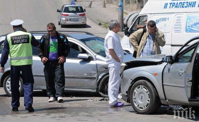 Рено и Алфа се размазаха на кръстовище в Пловдив 