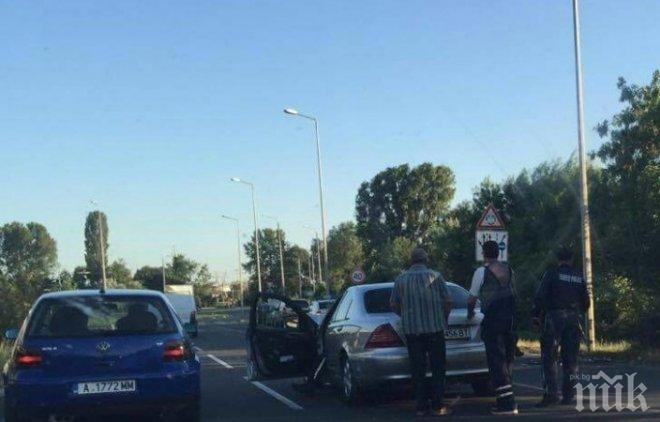 Час пик за катастрофи в Бургас: Автомобили се сблъскаха на кръговото край „Мираж” и „Меден рудник”

