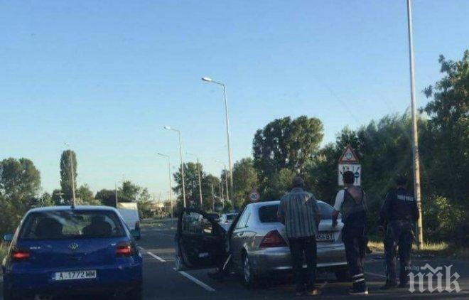 Час пик за катастрофи в Бургас: Автомобили се сблъскаха на кръговото край „Мираж” и „Меден рудник”
Час пик за катастрофи в Бургас: Автомобили се сблъскаха на кръговото край „Мираж” и „Меден рудник”