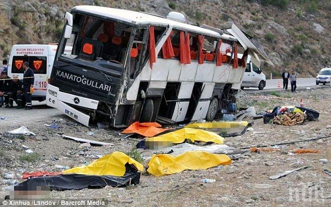 Ужас в Бразилия!15 човека загинаха при падане на автобус в дере 