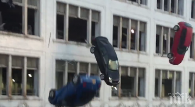 Коли летят през прозорците на сграда в Кливланд (ВИДЕО)