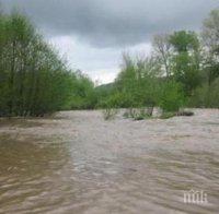 След потопа: Фекалии заляха Баня, бутат мост, за да отпушат река