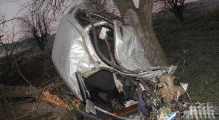 потресаващо разкритие кървавото меле шумен оцеляло годишно момиче оплаква близначката