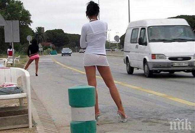 Нова схема! Изкусителни стопаджийки омайват шофьори и им задигат парите
