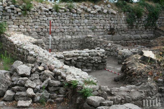 В Евксиноград копаят за църква като Несебърската