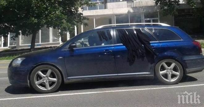 Каква е тази кола? Мистериозна „Тойота“ вее черни дрехи по улиците на Бургас