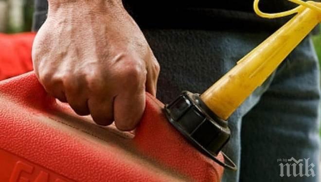 САМО С ЕДНА ОТВЕРТКА! Абитуриент от Математическата източи 231 литра нафта от гръцки автобуси