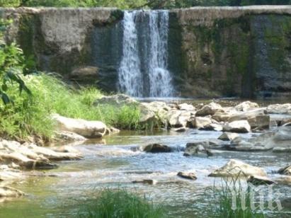 Пожарникари спасяват мъж в река Бистрица