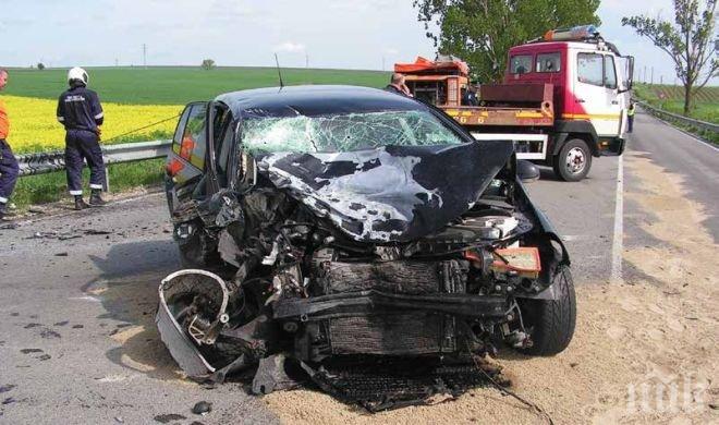 Ад на пътя! ТИР смаза кола, жена издъхна под ламарините 