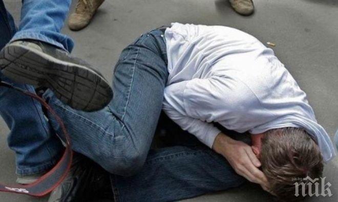Пребиха жестоко млад мъж пред дискотека в Пазарджик