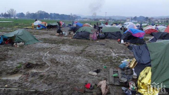 Край! Гърция евакуира бежански лагер до Идомени