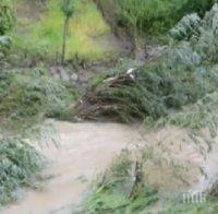 Безсънна нощ! Пороите наводниха къщи и затвориха пътища (ВИДЕО)
