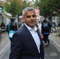 Новият кмет на Лондон на война със секси рекламите по автобусите