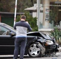 ПЪРВО В ПИК! Мерцедес разцепи мантинела, по чудо не се заби в дърво!