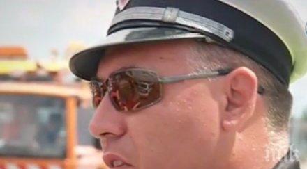 екшън пътя шофьор скочи ченге униформеният качи капака паднах очи