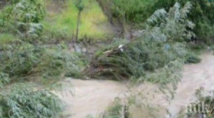 безсънна нощ пороите наводниха къщи затвориха пътища видео