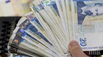 излъгана измамници хвърли злато пари прозореца