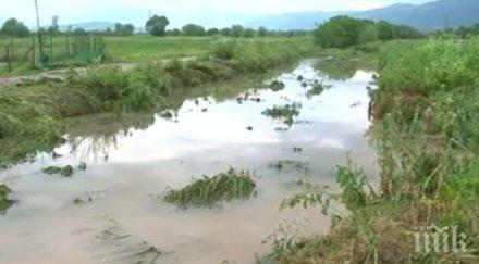 потоп карловско село реката срина къщи остави семейства улицата снимки