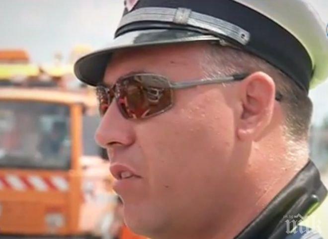 Екшън на пътя! Шофьор скочи на ченге, униформеният: Качи ме на капака и паднах по очи 