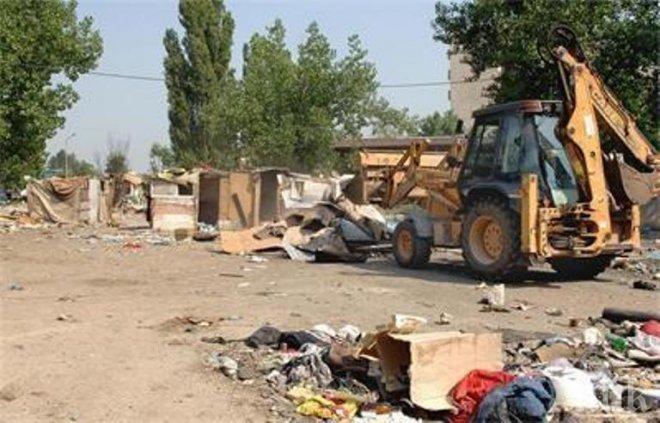 Багери атакуват ромските къщи в Стара Загора
