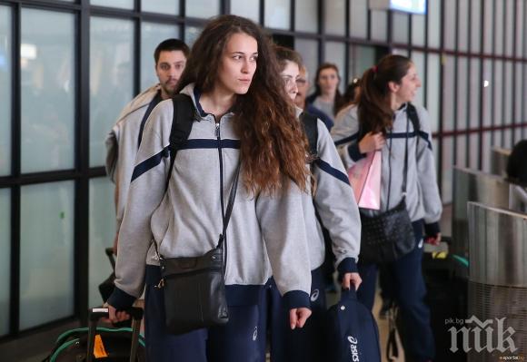 Свалят волейболните националки от самолета за Варна
