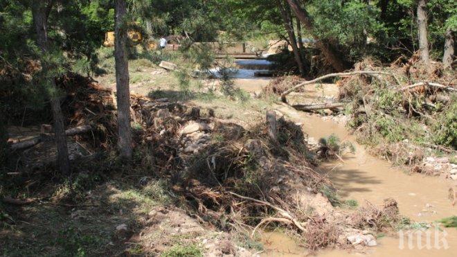 Стряма отнесе за часове дигата край Трилистник