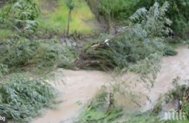 Безсънна нощ! Пороите наводниха къщи и затвориха пътища (ВИДЕО)
