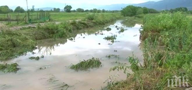 Потоп в Карловско село! Реката срина къщи и остави семейства на улицата (СНИМКИ)