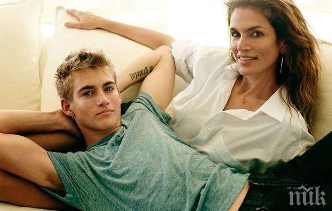 УАУ! Синът на Синди Крауфорд се превърна в супер красавец! (СНИМКИ)