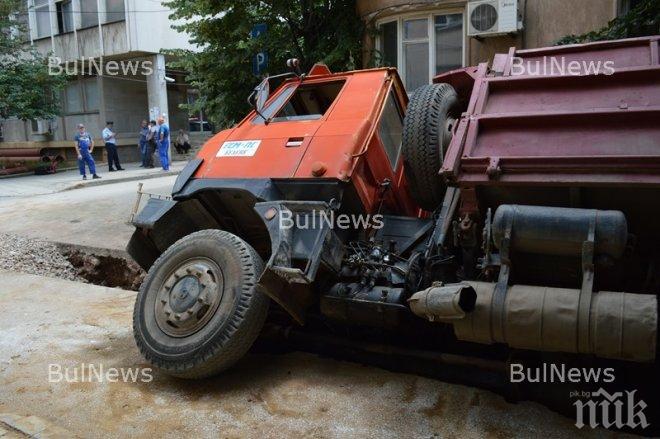 Невиждана глупост! Яма погълна камион в центъра на Враца