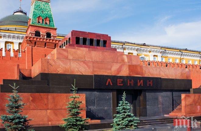 Пиян руснак с брадва атакува мавзолея на Ленин, искал да събуди Вожда 