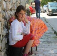 Няма срамна работа! 10-годишно момиче чисти градска тоалетна, мечтае за компютър и телефон