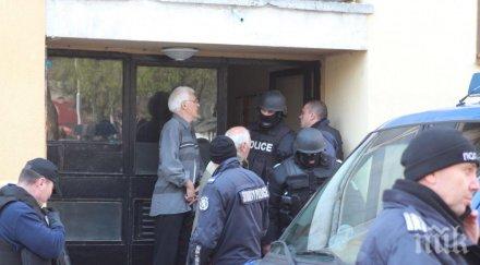 екшън софия млад мъж барикадира дома