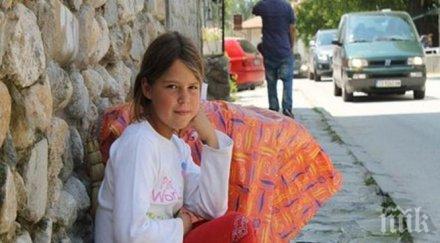 срамна работа годишно момиче чисти градска тоалетна мечтае компютър телефон