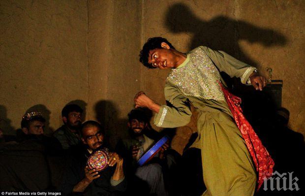 Талибаните превръщат момчета в сексуални роби, изпращат ги да атакуват полицаи в Афганистан