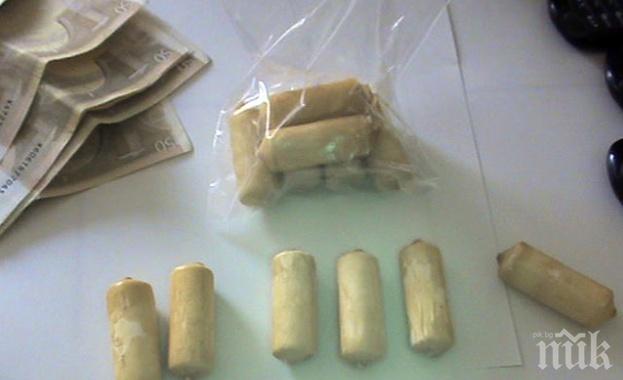 Устроиха среднощна засада на двама с кокаин