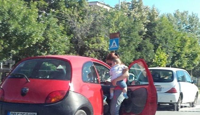Кола с бебе се удари в друга, зад воланите - жени