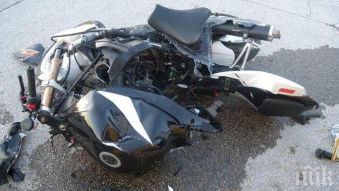 Моторист се потроши в Разград, след като се удари в „Мерцедес“