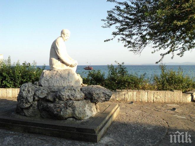 ЕКСКЛУЗИВНО В ПИК! Как се лее бетон на емблематичните места по морето! На прицел сега са прочутите Яворови скали