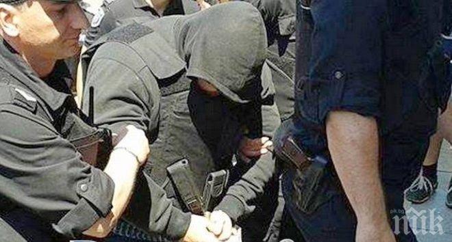 ЕКСКЛУЗИВНО! Оставиха убиеца на гарда на Митьо Очите в ареста, не знаят кой е открил стрелбата ЕКСКЛУЗИВНО! Оставиха убиеца на гарда на Митьо Очите в ареста, не знаят кой е открил стрелбата
