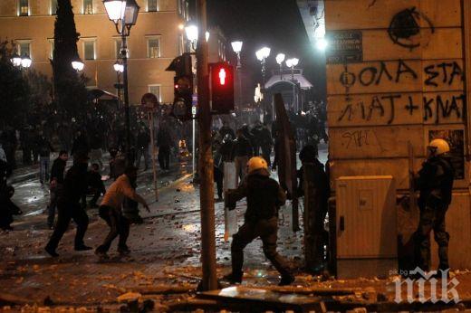 Палежи в Атина, полицията разпръсна протест със сълзотворен газ
