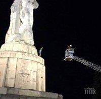 Пожарникари свалиха пиян като кирка ром от Пантеона във Варна (СНИМКИ)