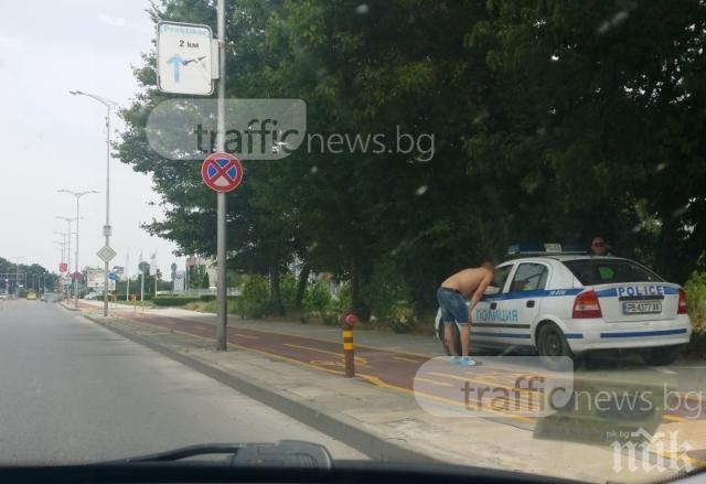 НАГЛО! Патрулни полицаи се скриха на сянка - паркираха на пешеходна пътека!